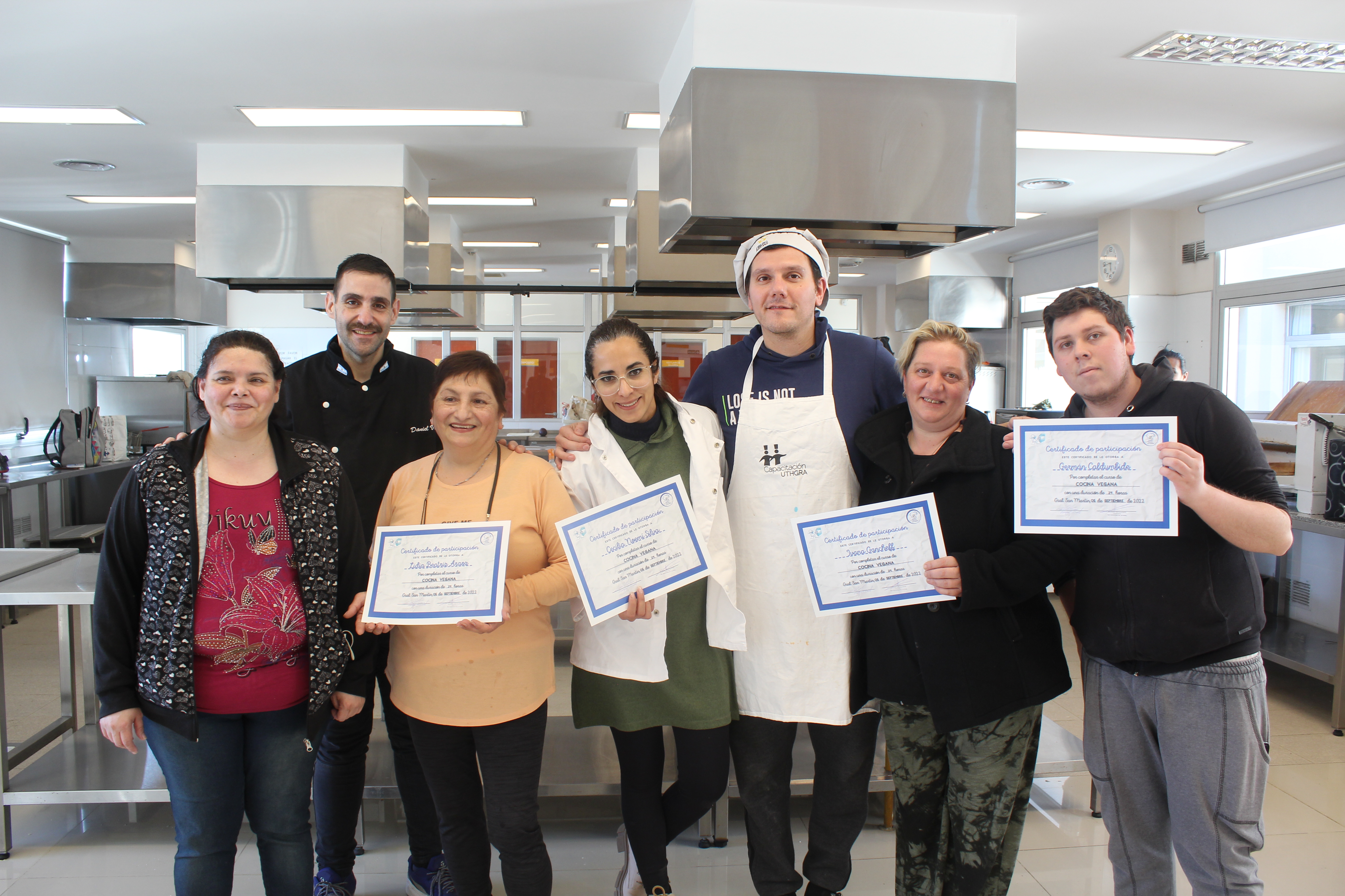 Entrega de diplomas del curso de cocina vegana y capacitación en manipulación de alimentos en la UTHGRA San Martín