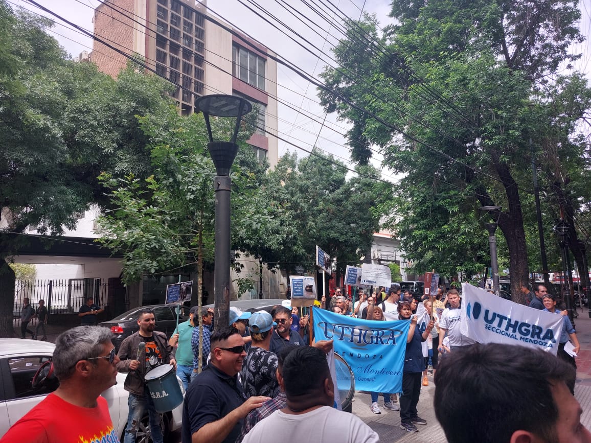 La UTHGRA Mendoza se movilizó para reclamarle a la AEHGA que respete el convenio de equiparación de sueldos