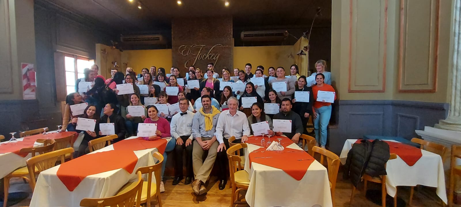 Cursos de capacitación de Mozos-Anfitriones en la UTHGRA Paraná