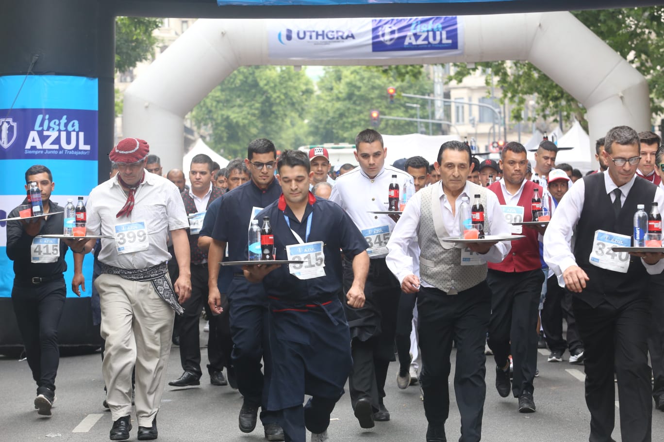 Multitudinaria convocatoria a la carrera de mozos y camareras 2022