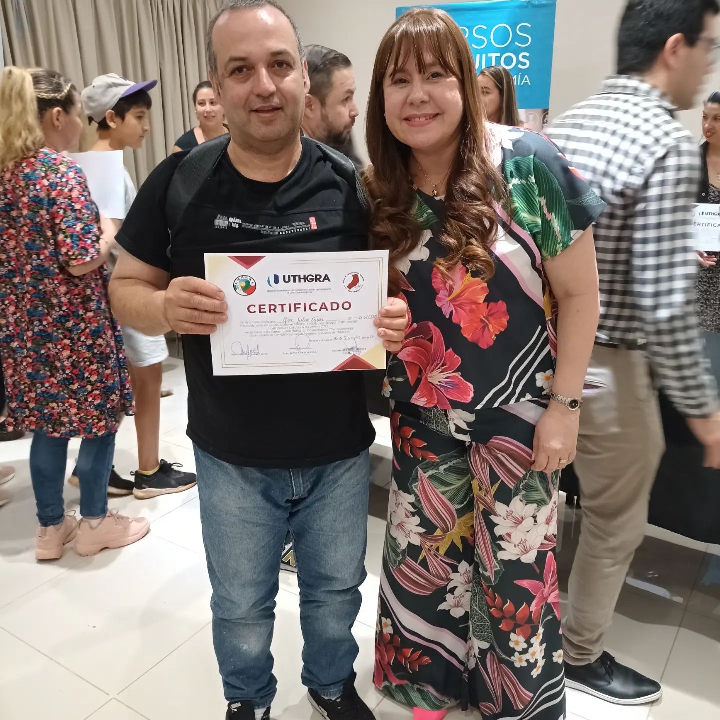 Entrega de certificados de actualización de mozo-camarera y personal de piso mucama en la UTHGRA Posadas