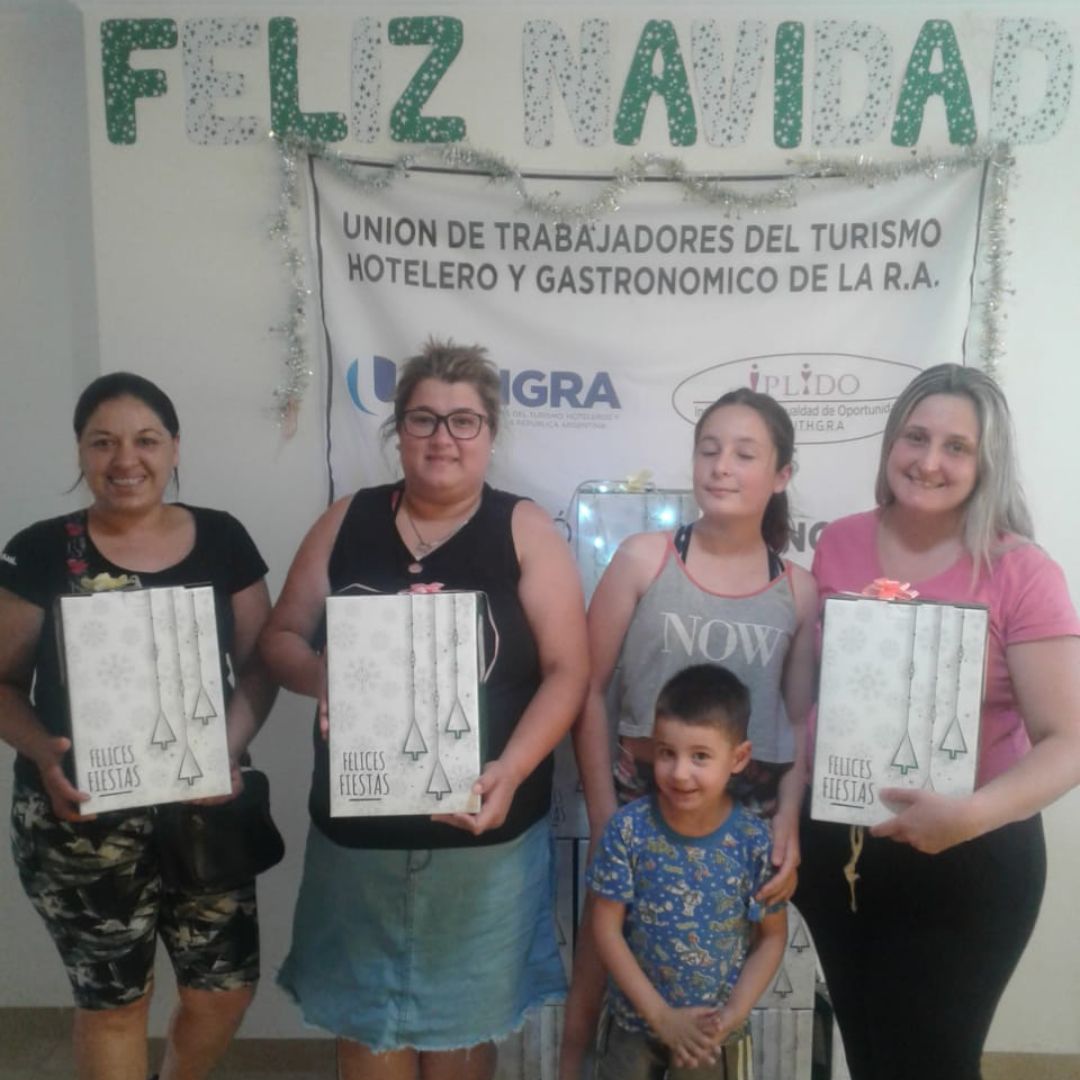 Los afiliados de la UTHGRA delegación San Francisco recibieron su caja navideña