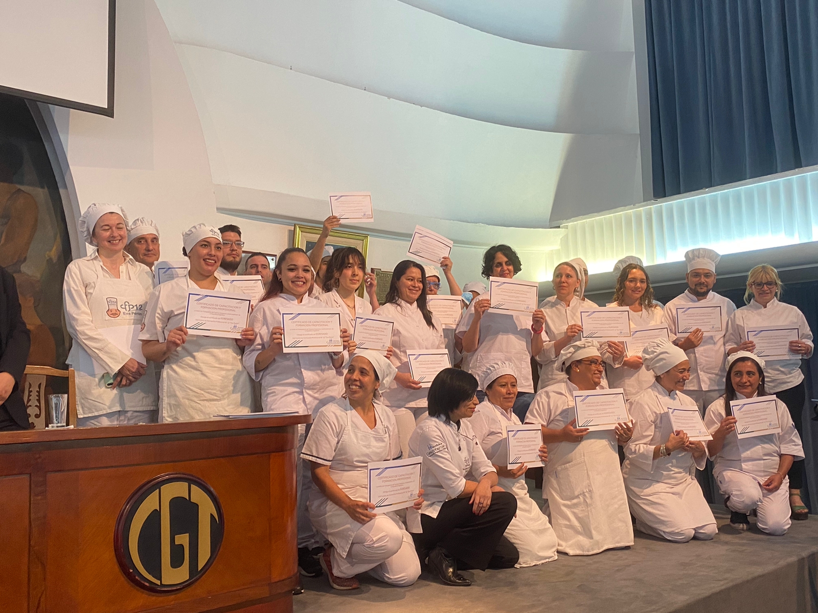 UTHGRA entregó certificados a los egresados de los cursos dictados por el CFP N°12 “Eva Perón”