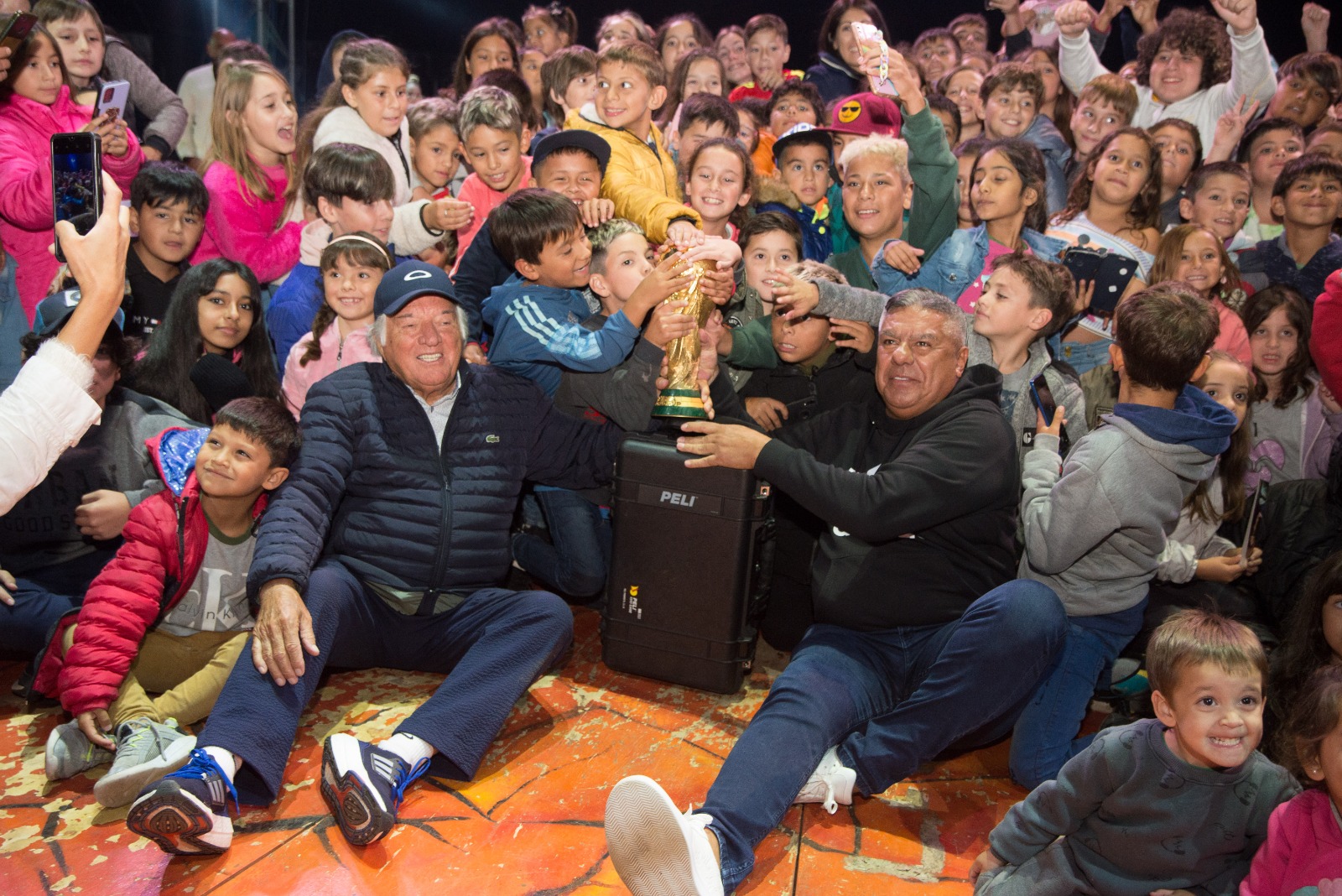 La Copa del Mundo y muchos niños felices, presentes en el Circo Servián