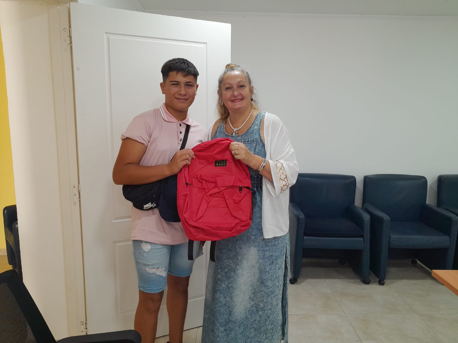 Entrega de mochilas y útiles escolares en la delegación Miramar