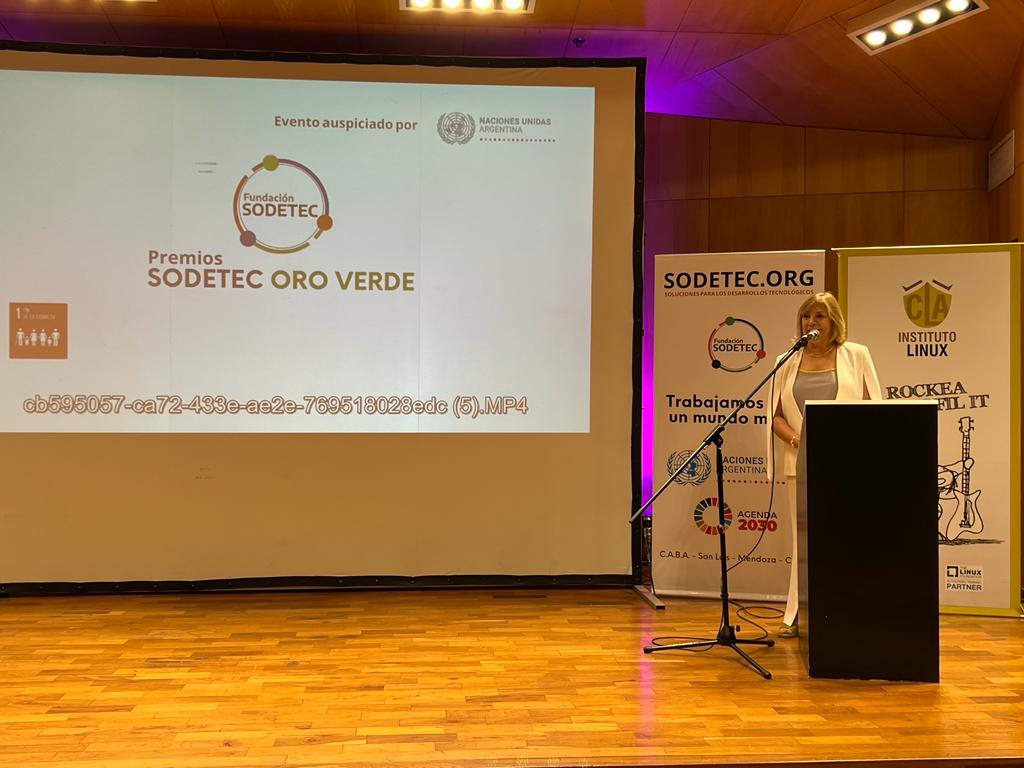 Nuestra secretaria ejecutiva del IPLIDO fue distinguida con el premio “SODETEC ORO VERDE”