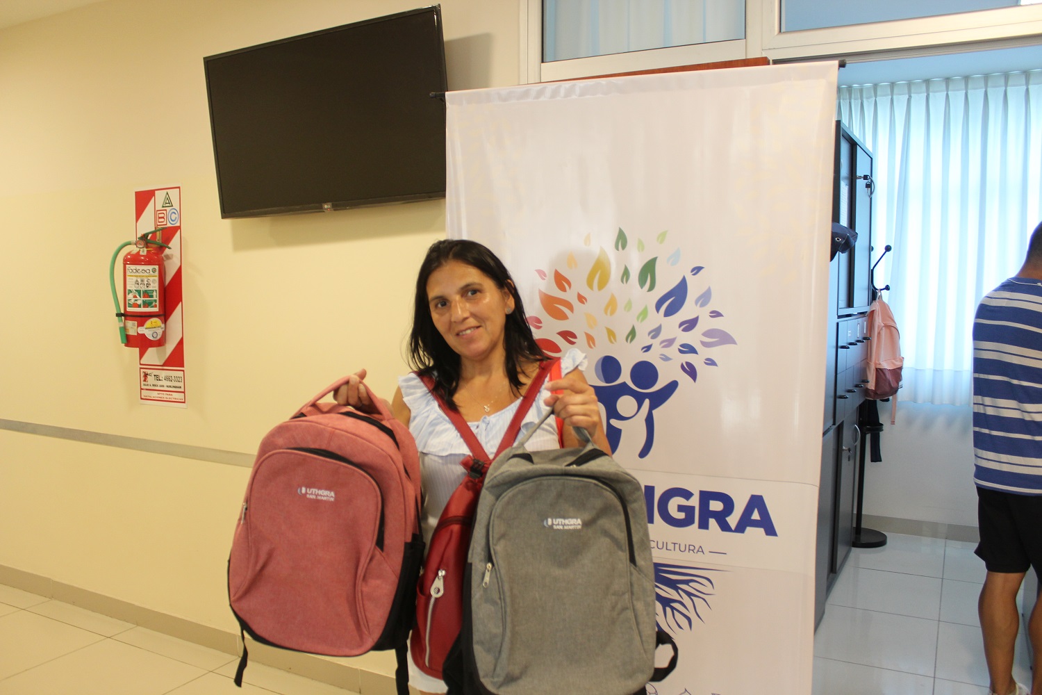 Seccionales de la UTHGRA entregaron mochilas, guardapolvos y útiles escolares