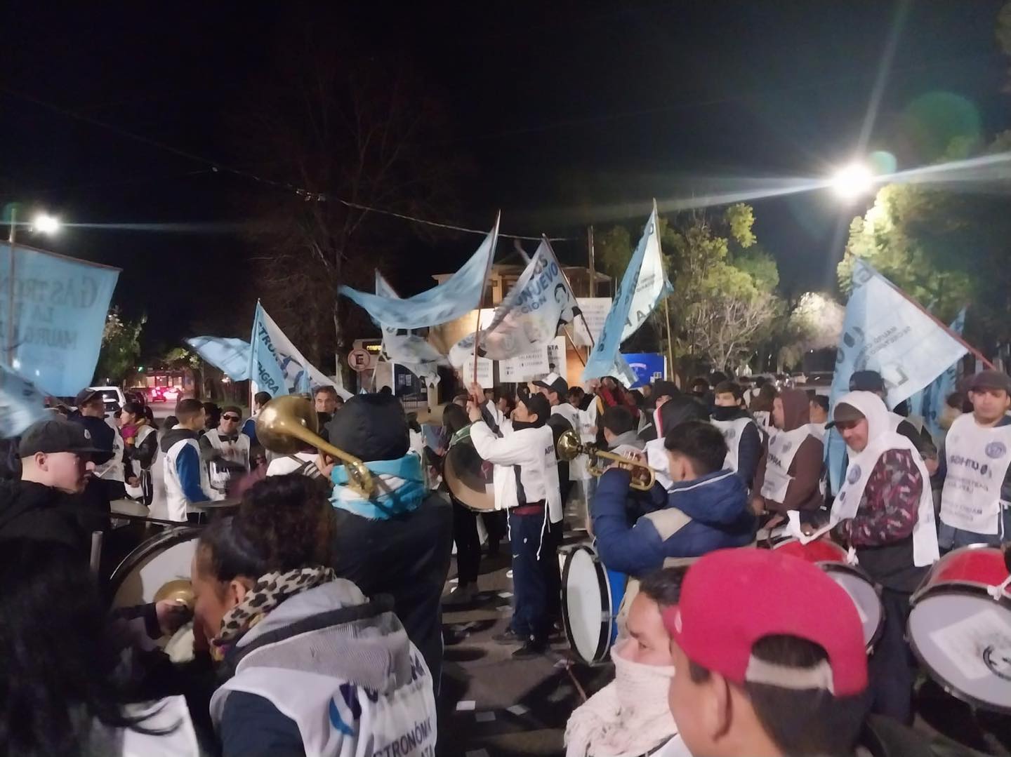 UTHGRA La Plata se moviliza en reclamo del bono de $25.000 y los salarios acordes a los acuerdos paritarios