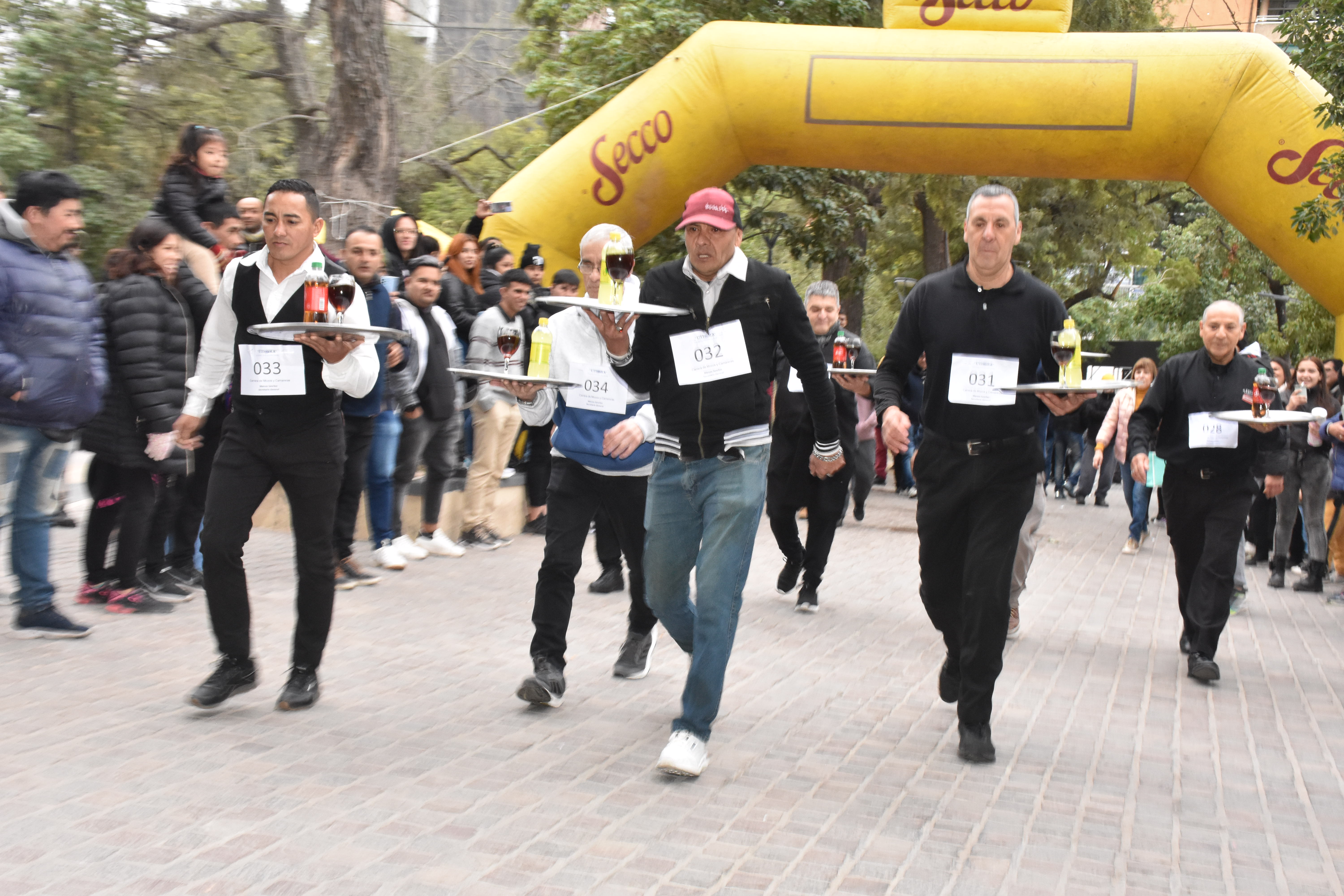 Carrera de Mozos y Camareras en Santiago del Estero con un gran show