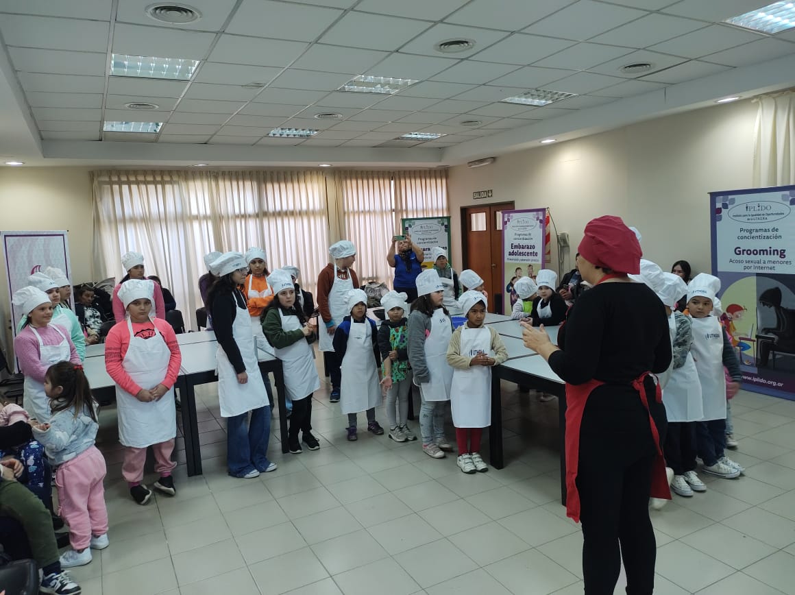 Taller de Cocineritos y Grooming en la UTHGRA Concordia