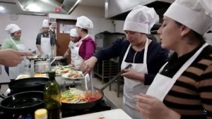 Jóvenes del Potenciar Trabajo realizaron una muestra culinaria en UTHGRA La Plata
