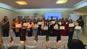 Entrega de certificados de capacitación para personal de piso de hoteles